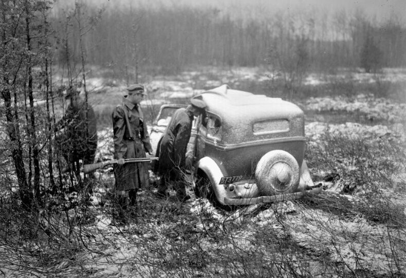 Машина на которой скрылись преступники ограбившие банк. Найдена брошенной за городом. 1935 год. 