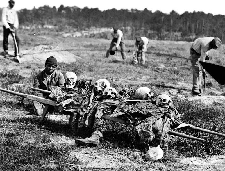 Афроамериканцы из санитарных отрядов юнионистов собирают останки солдат, павших в сражении у Колд Харбор. Штат Вирджиния, США. Апрель 1865 года. 