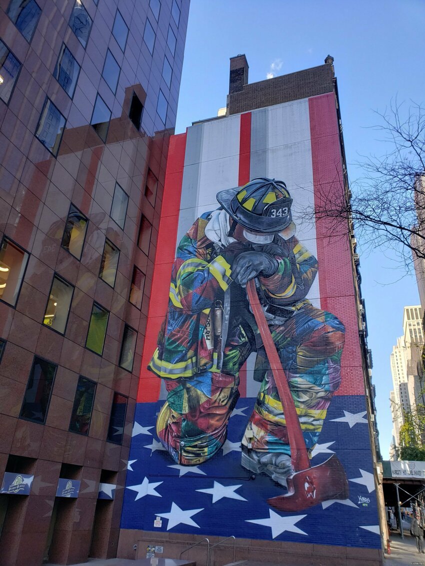 В честь пожарных и тех, кто первым принял меры, 11 сентября 2001 года бразиль...