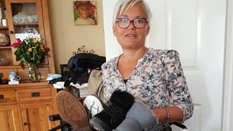 Женщина, лишившись ноги, нашла применение оставшейся без пары обуви