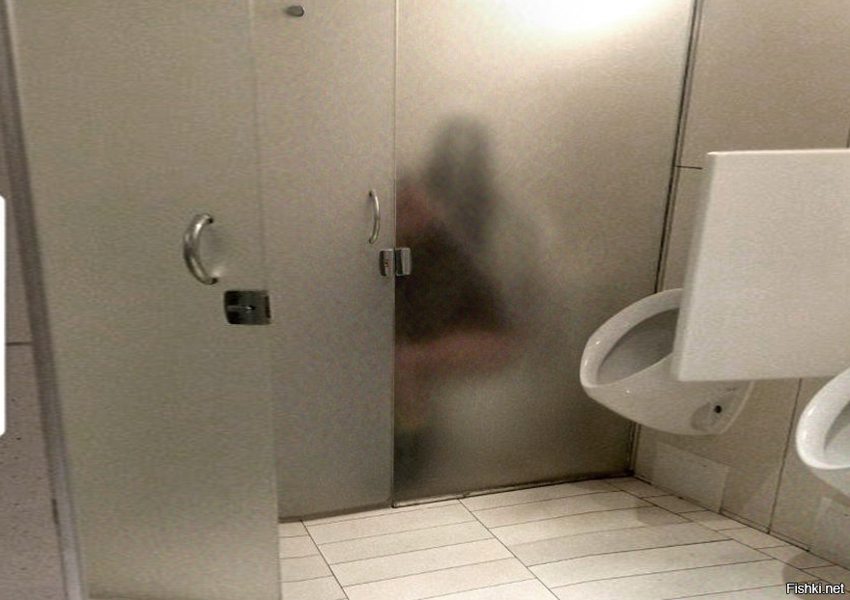 Теперь в туалетах сразу видно занятые кабинки)))