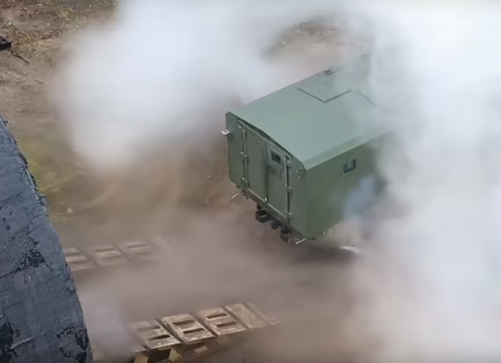 Легковушка испытала на себе воздействие волны направленного взрыва: видео с замедленной съёмкой