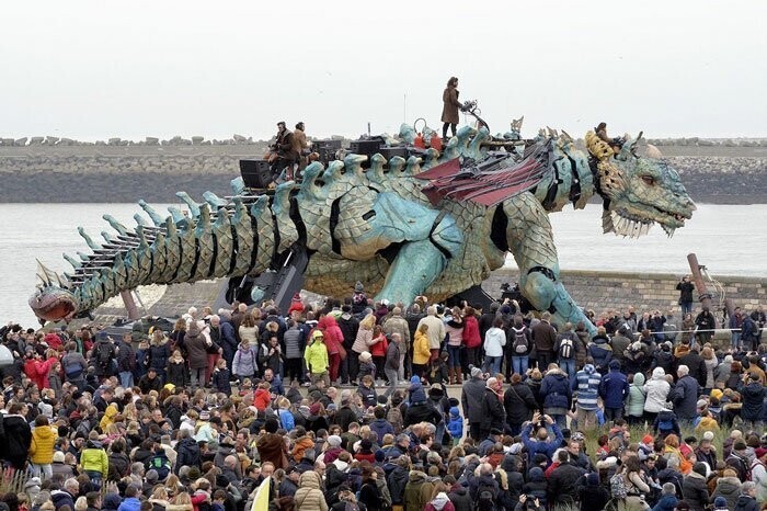 По Франции прогулялся гигантский огнедышащий дракон
