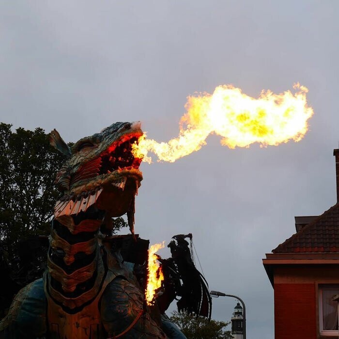 По Франции прогулялся гигантский огнедышащий дракон