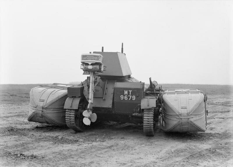 Экспериментальный плавающий танк A4 Vickers с надувными поплавками и навесным двигателем. Англия, 1930-е 