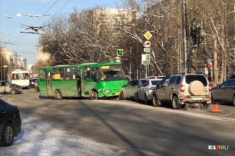 Авария дня. Массовое ДТП с участием пассажирского автобуса в Екатеринбурге