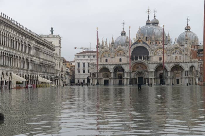 1. Главная городская Площадь Святого Марка полностью оказалась под водой, и больше напоминает озеро