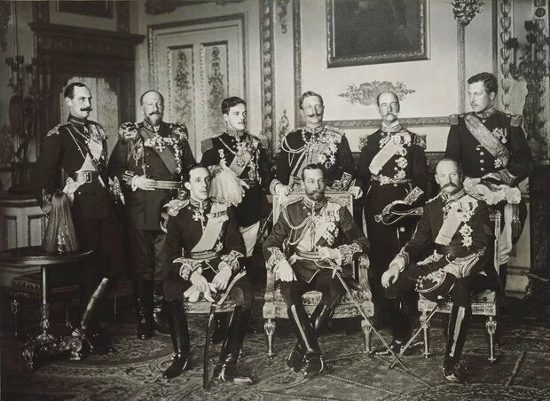 13. На этом фото сразу 9 европейских королей, кадр сделан в мае 1910 года, а уже через 5 лет они будут воевать между собой