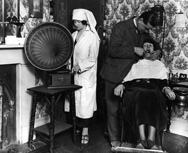 7. Так выглядел прием стоматолога в 1922 году. Жуть!