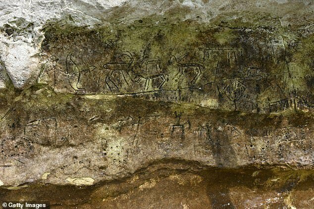 Образцы пещерной живописи, на которых, по мнению специалистов, изображены охотники, преследующие оленей-мышей