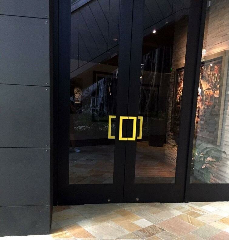 Дверные ручки в галерею National Geographic имеют форму логотипа бренда