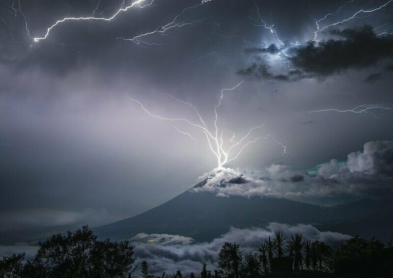 Фотограф запечатлел момент, когда молния ударила по вулкану в Гватемале