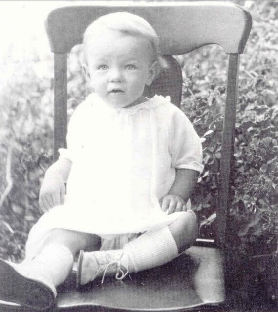 24 редких снимка маленькой Нормы Джин еще до того, как она стала Мэрилин Монро