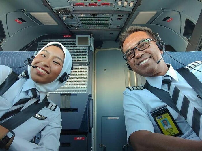 Пилот оставил 40-летнюю карьеру и перешел в другую авиакомпанию, чтобы летать со своими дочками-пилотами