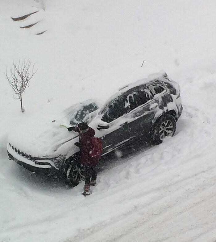 "Выглянул в окно и увидел, как жена чистит мою машину от снега. Она только пришла с 12-часовой смены в больнице, и хочет сделать мне сюрприз. Я счастливчик"