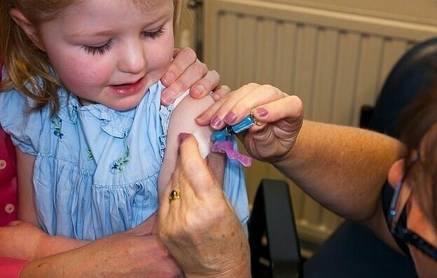 В Германии будут штрафовать родителей за отказ от прививок