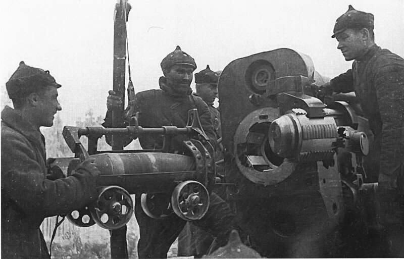 Процесс заряжания 203мм снаряда в тяжёлую гаубицу Б-4. Февраль 1940г.