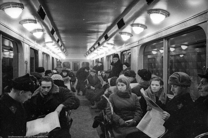 В салоне поезда метрополитена из экспериментальных вагонов типа «Г», 1940 год, Москва