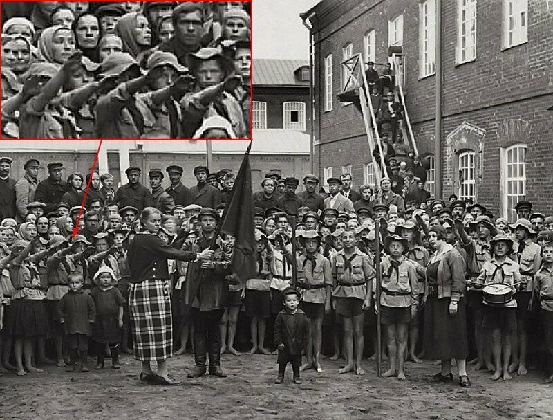 Пионерская линейка во дворе фабрики "Рабочий край". Иваново–Вознесенск. 26 августа 1924 года.