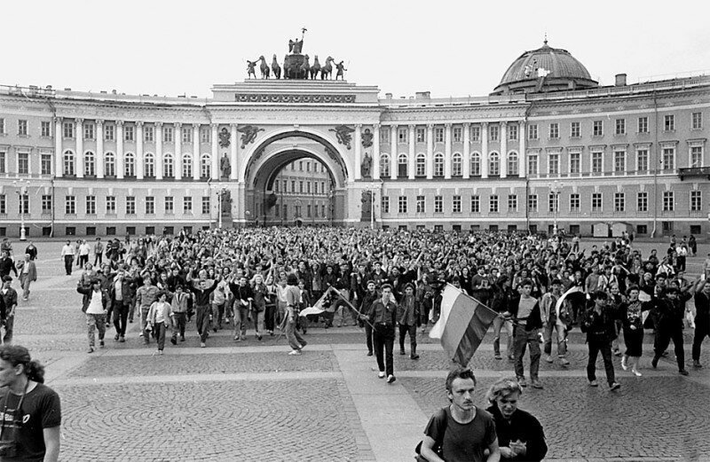19 августа 1990 года. День похорон Виктора Цоя. Шествие по Дворцовой площади. 