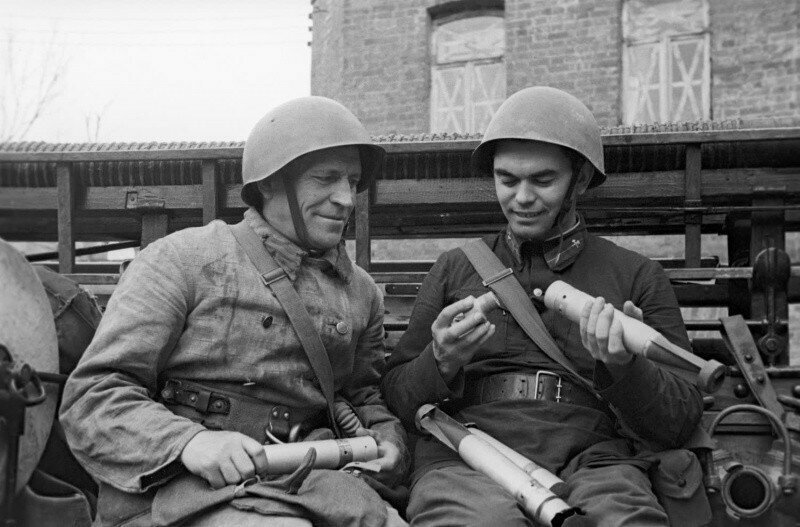 Пожарные осматривают немецкие зажигательные бомбы. 1942 г.