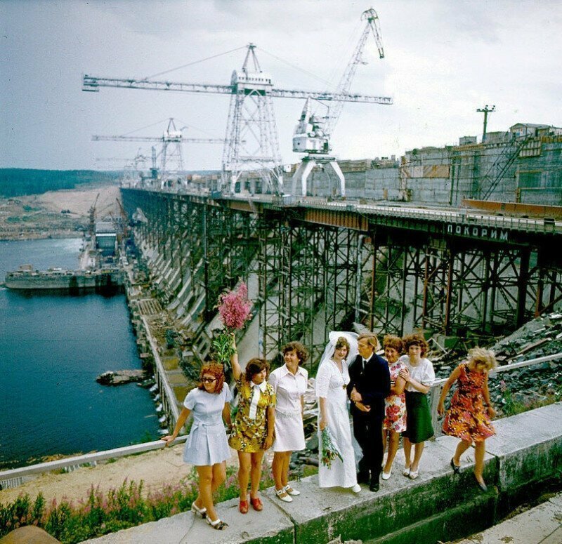 Молодожёны у строящейся Усть-Илимской ГЭС, 1976 год