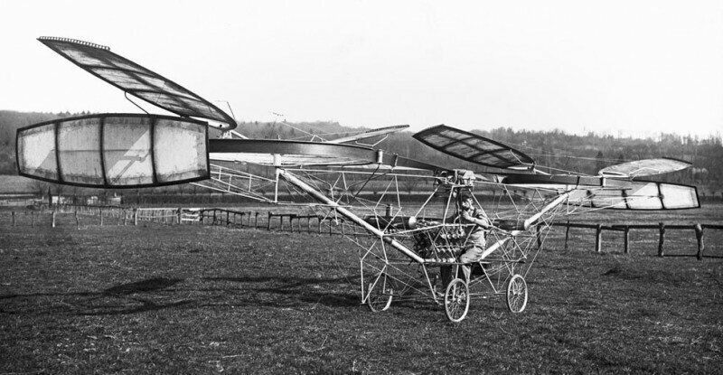 13.11.1907 владелец веломастерской француз Поль Корню совершил 1-й в мире полет на вертолете, который он сам спроектировал и построил.