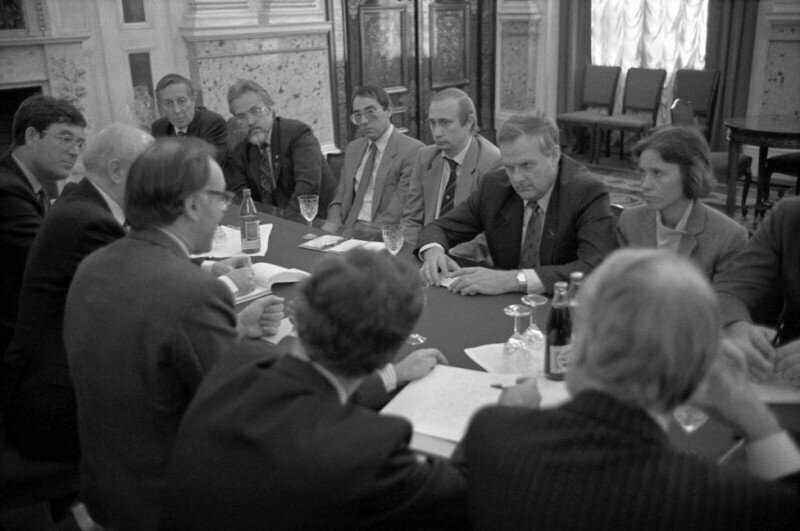 Госсекретарь Великобритании по вопросам занятости Майкл Говард, сидя напротив мэра города Анатолия Собчака, оговаривает новую торговую сделку. Ленинград, 30 сентября 1991 года