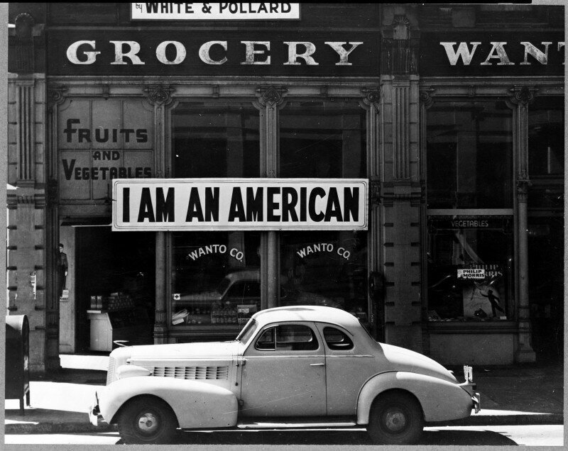 Американец японского происхождения Тацуро Мацуда, установил на фасаде своего магазина табличку «Я - американец» 8 декабря, на следующий день после Пёрл-Харбора. США, 1942