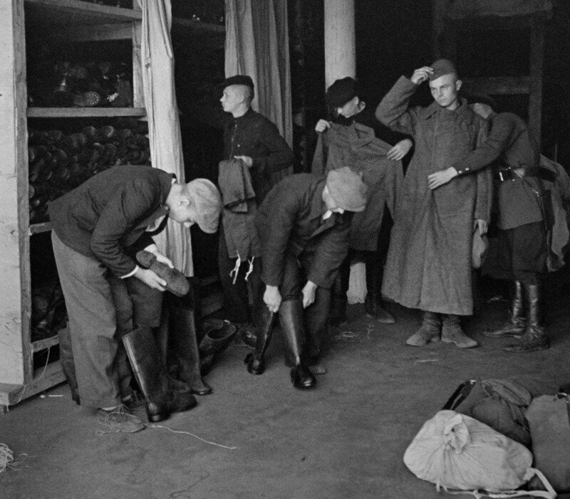 Новобранцы получают униформу на складе в Москве. 24 июня 1941 года.