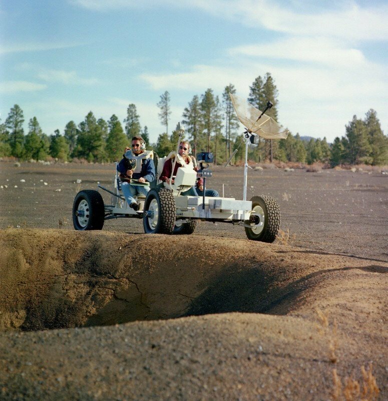 Астронавты Аполлона 15 Джим Ирвин и Дейв Скотт обучаются управлению Lunar Roving Vehicle (LRV). 1970