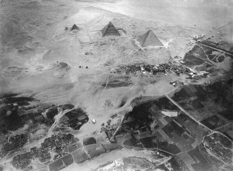 Комплекс пирамид Гизы, сфотографированный с воздушного шара Эдуарда Спелтерини 21 ноября 1904 г.
