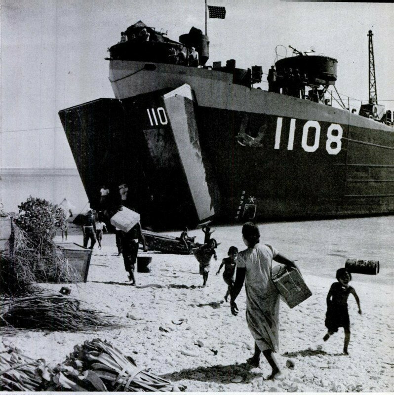 Эвакуация жителей атолла Бикини для проведения там ядерных испытаний. Март,1946