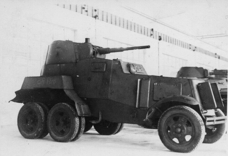 Захваченный советский бронеавтомобиль БА-10М в ангаре испытательного полигона Куммерсдорф в Германии. 1941