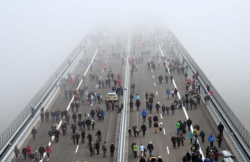 Невероятные фотографии показывают, как люди проходят по мосту Хохмозель в Германии