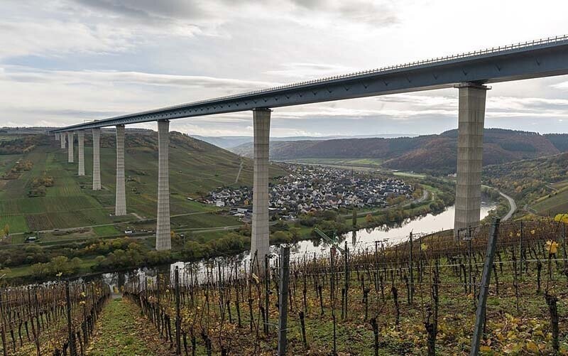 Невероятные фотографии показывают, как люди проходят по мосту Хохмозель в Германии