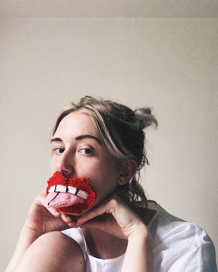 А вот и сама художница: