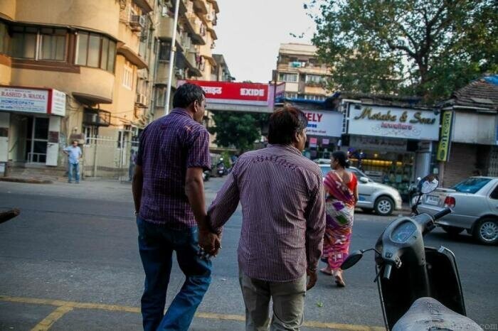 Почему в Индии взрослые мужчины держатся за руки