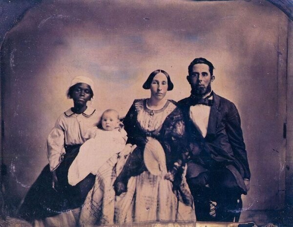 Рабыня - нянька с семьей своих молодых господ (штат Вирджиния, 1859 год)