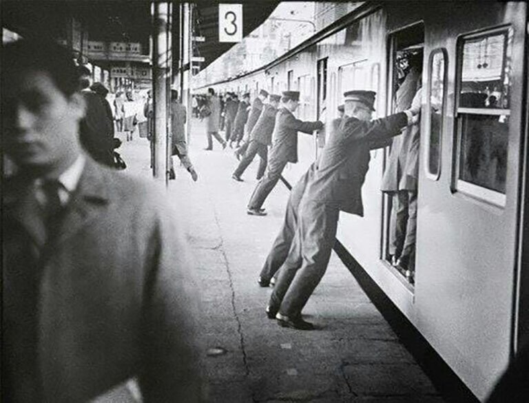 Токийское метро шестидесятых. Легендарные "трамбовщики" за работой. Сказывают и поныне на отдельных станциях есть 