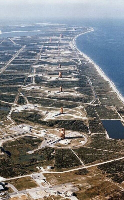 Вид с воздуха на стартовые площадки НАСА. Космический Центр им. Джона Ф. Кеннеди на острове Мерритт, мыс Канаверал. 1964 