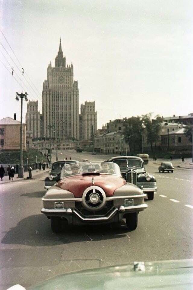 Спортивный автомобиль ЗИС-112/1 на улицах Москвы, 1956 г. 