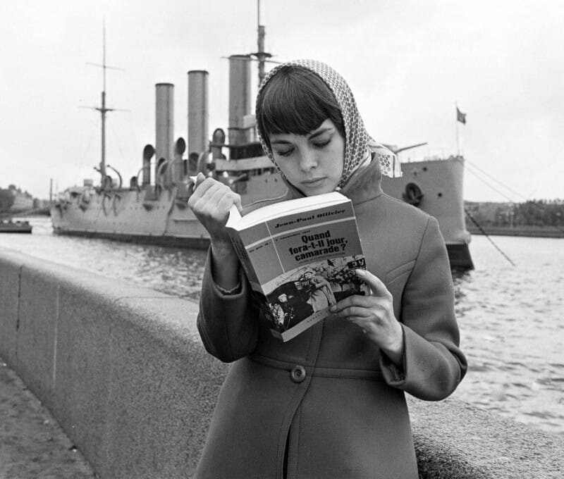 Мирей Матье около крейсера "Аврора", Ленинград, 1967 год