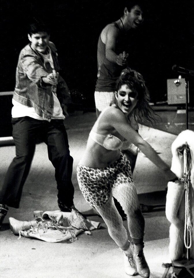 Майкл Даймонд и Адам Яух из Beastie Boys гоняются за Мадонной с водяными пистолетами в Мэдисон-сквер-гарден. Нью-Йорк, 1985 год. 