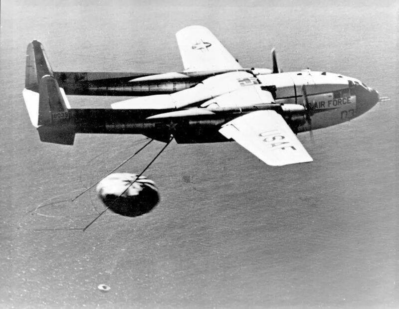 1960. Fairchild C-119 («Летающий товарный вагон») перехватывает в воздухе возвращаемую с орбиты капсулу с отснятой спутником-шпионом Сorona пленкой. 