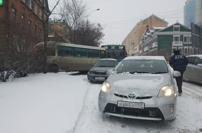 Сильный снегопад вызвал транспортный коллапс в Хабаровске
