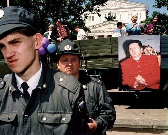 На этой фотографии прекрасно всё, 1996 год. 