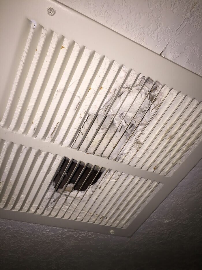 Смекалистый арендодатель заделал дыры в стенах вентиляционной решеткой