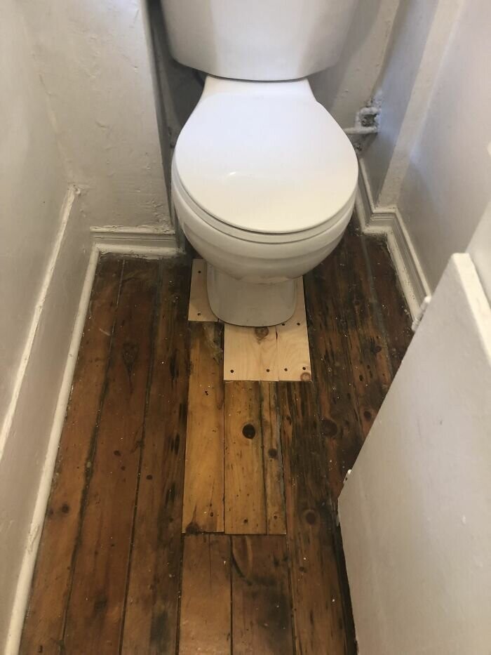 "Наш арендодатель пообещал переделать полы в туалете и ванной. Результат хуже того, что было"