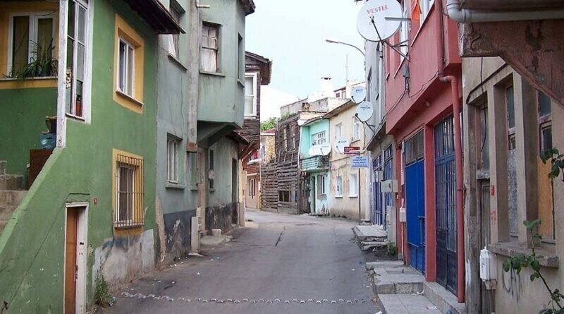 «Зовите меня Робин Гуд»: таинственный покровитель оплачивает долги бедняков Стамбула